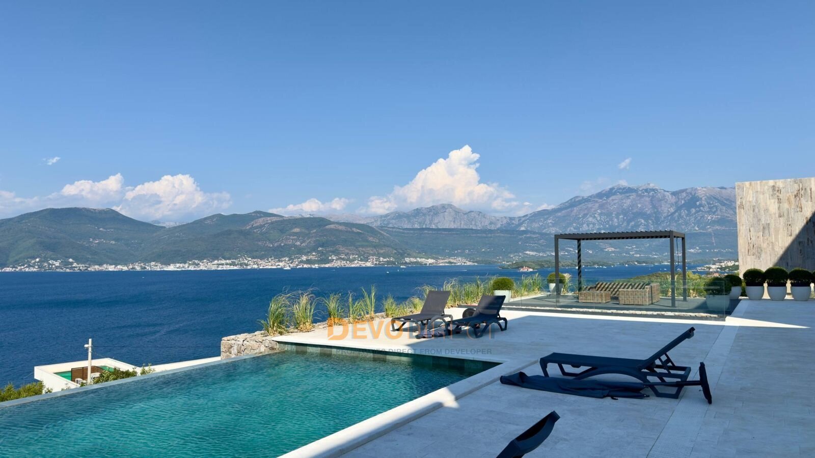 Meer- & Bergblick 2-Schlafzimmer-Duplex zum Verkauf in Luštica, Montenegro