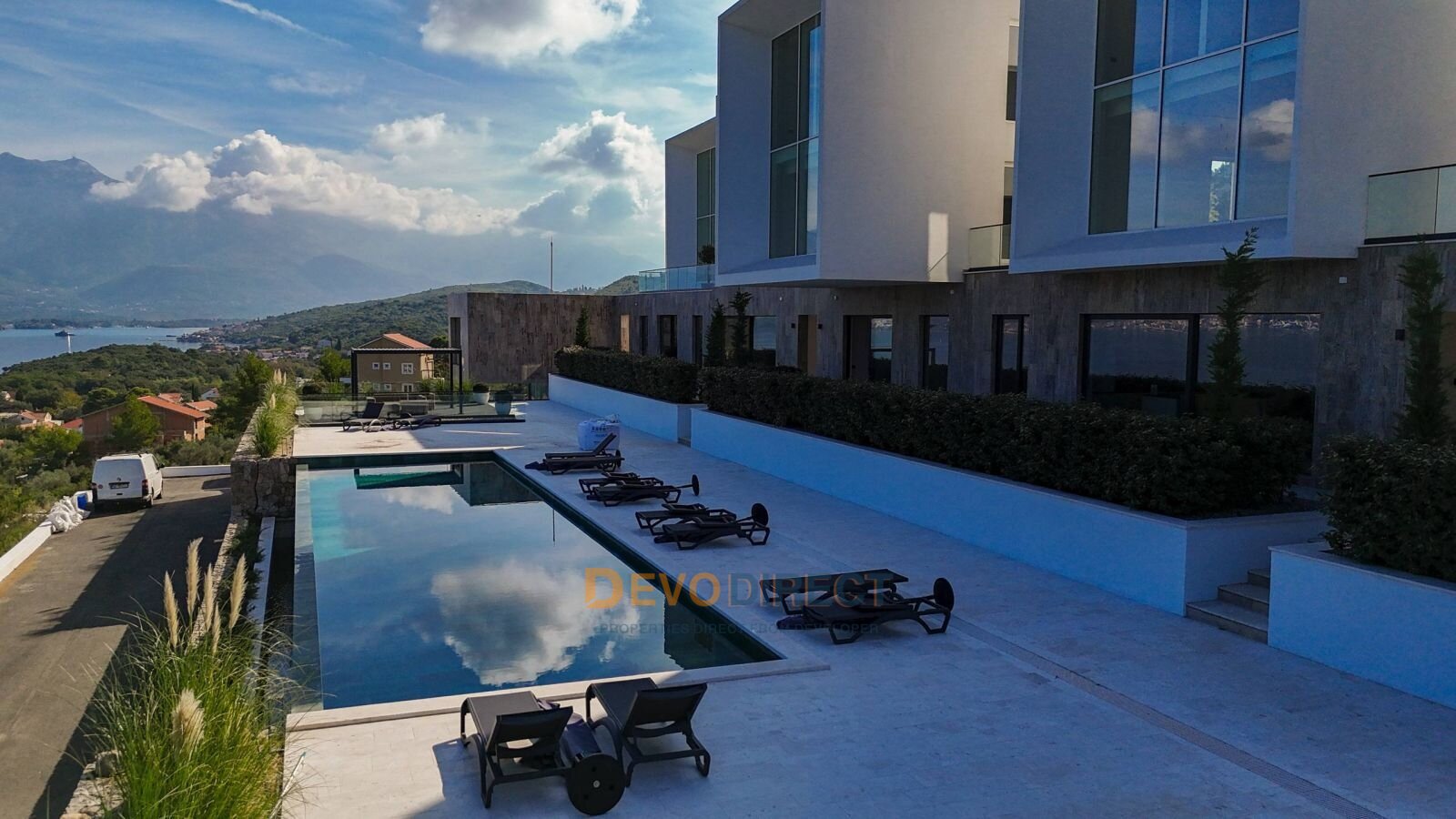 Meer- & Bergblick 3-Schlafzimmer-Villa zum Verkauf in Luštica, Montenegro