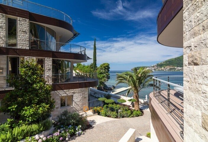Beachfront 2-Schlafzimmer-Wohnung in Budva